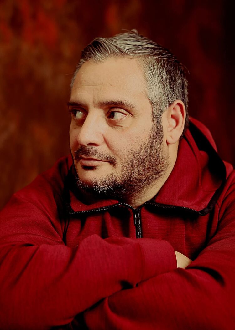  52588380  Gagik, 45 ,    