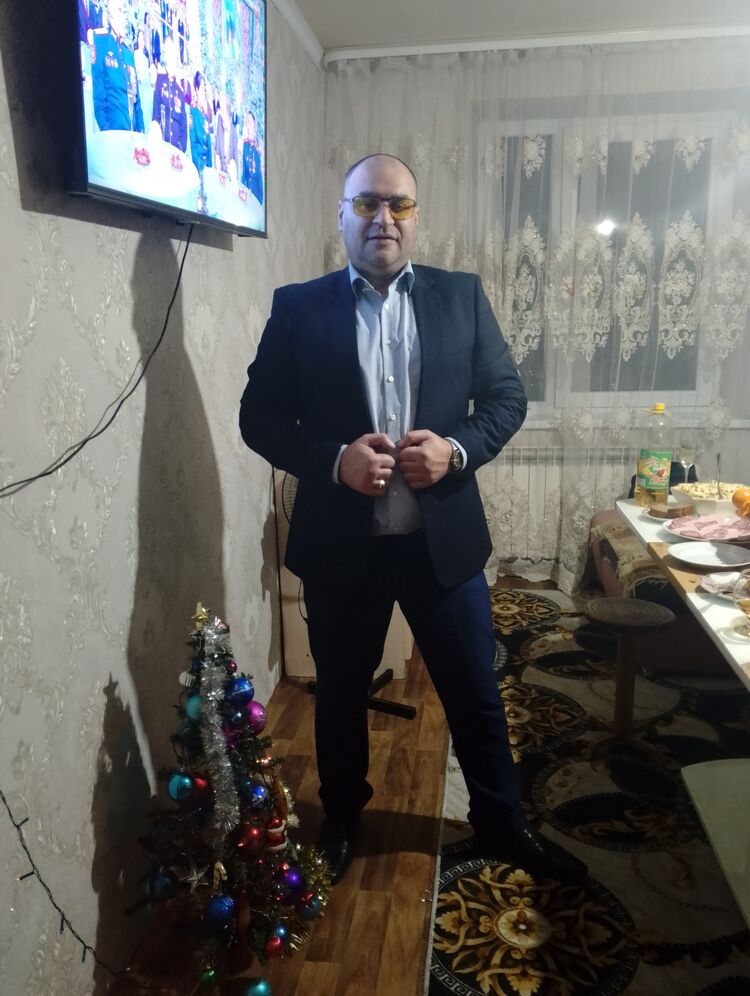  51410560  VIKTOR, 37 ,    
