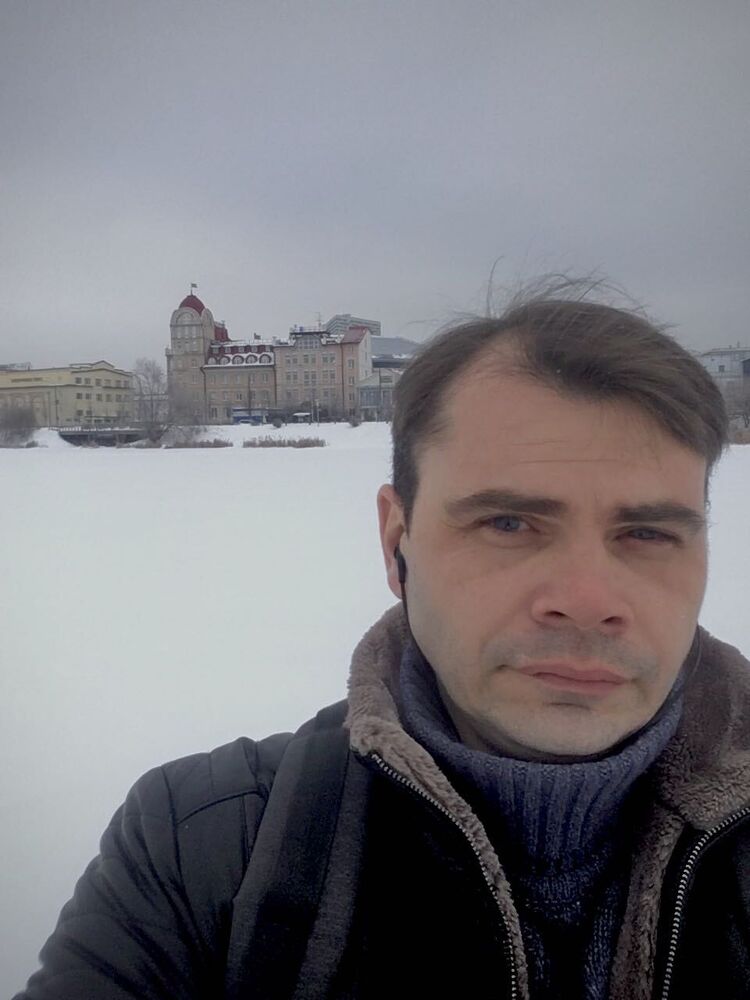  33011820  Sergei, 42 ,    