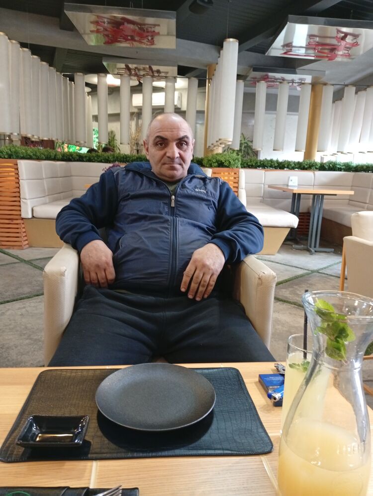  53927730  Mikael, 49 ,    