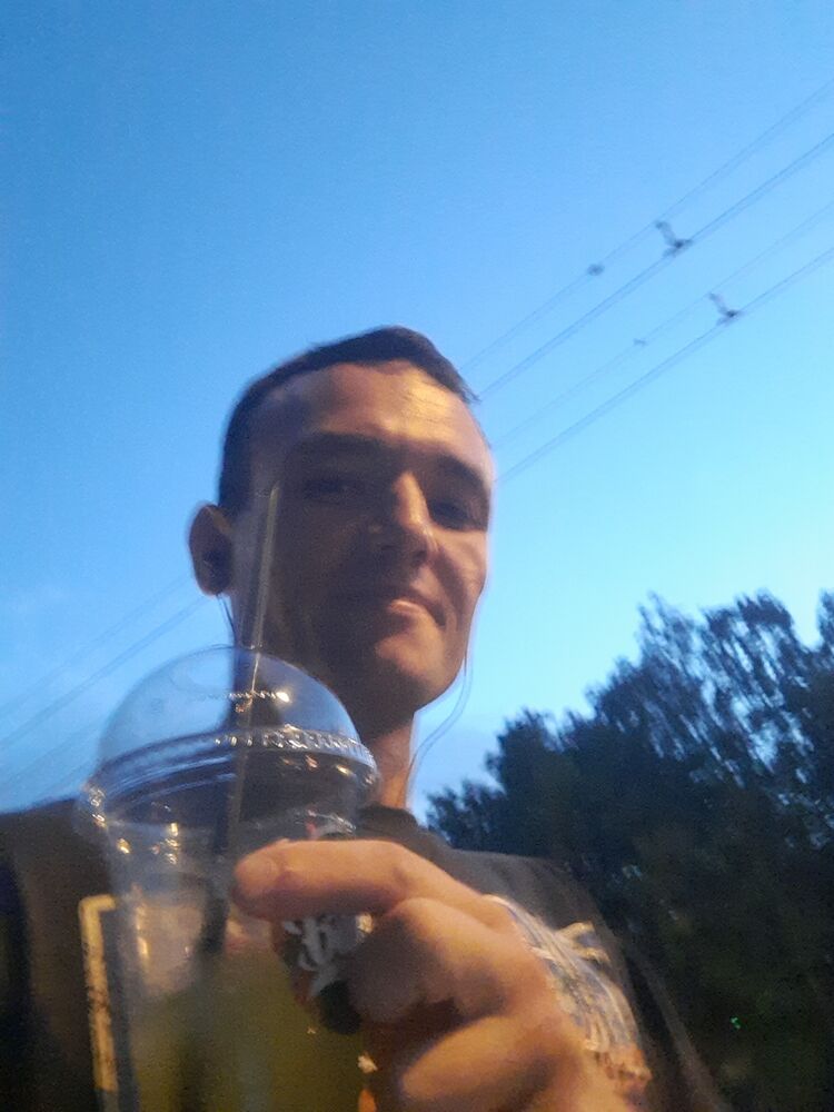  45267390  Artur, 31 ,    