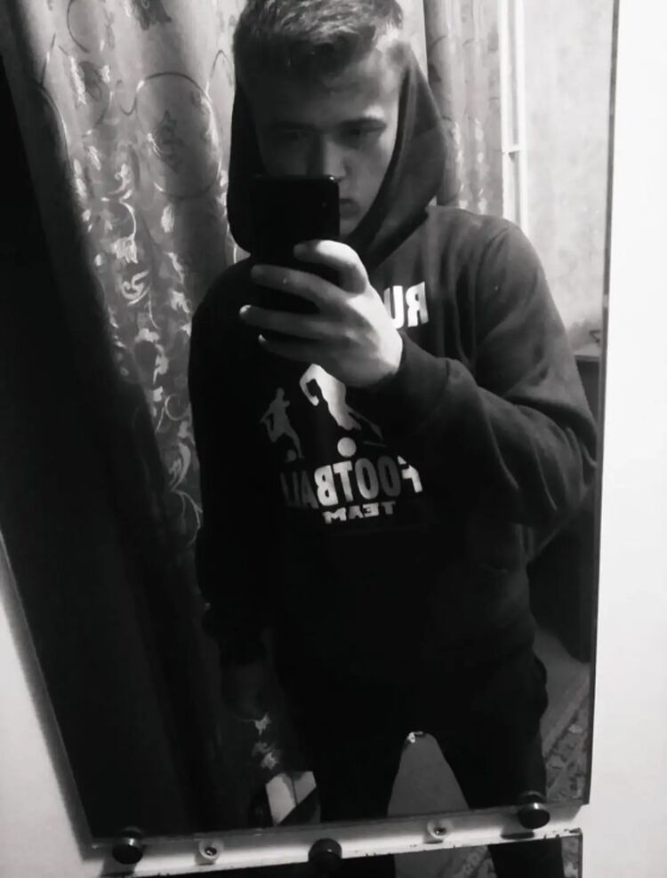  32637690  Alexander, 25 ,    