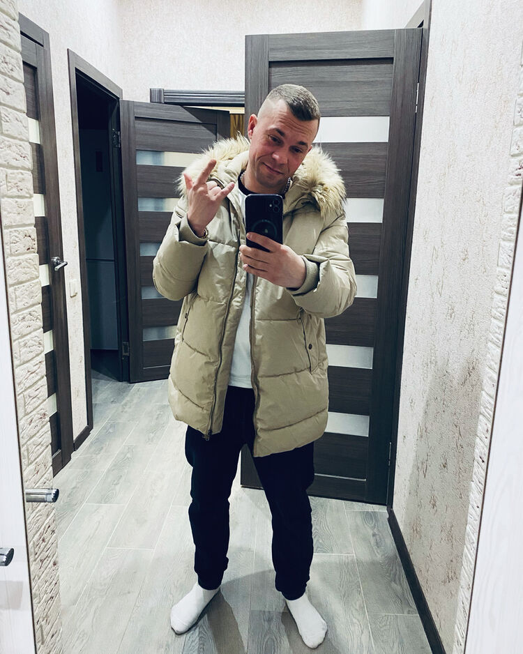  41044730  Artem, 38 ,    