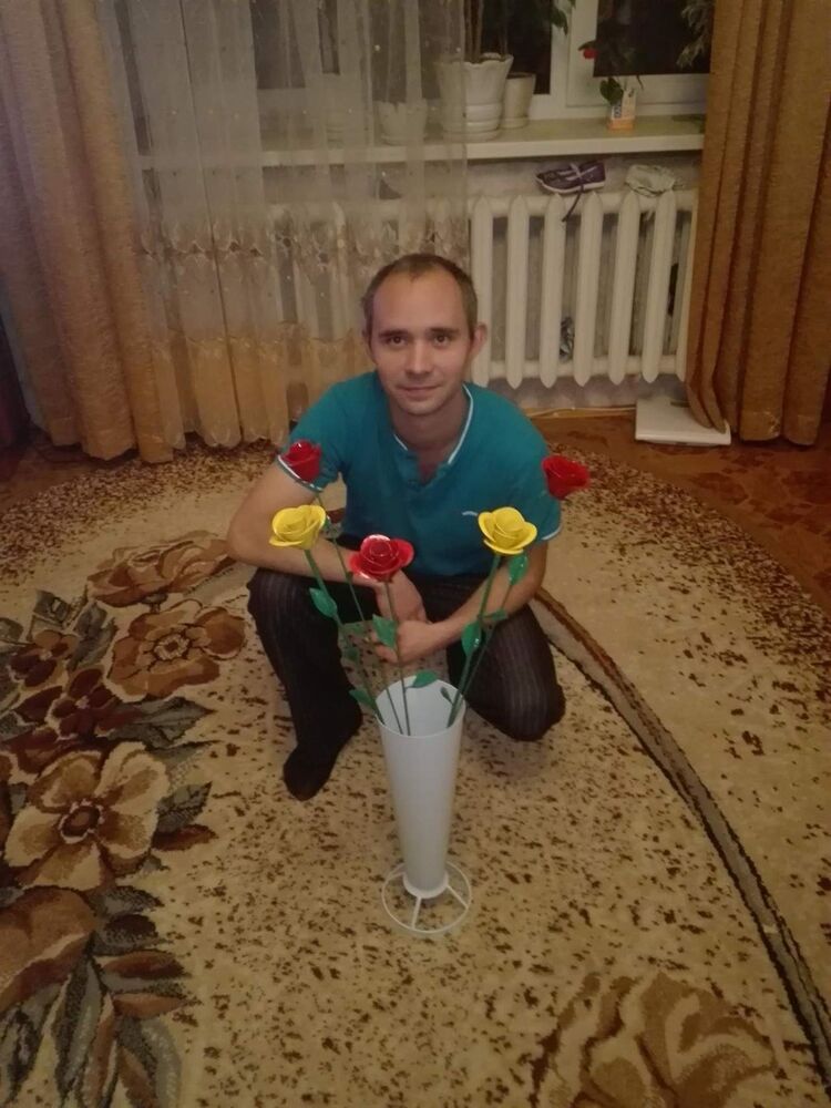  10775370  Cergei, 37 ,    
