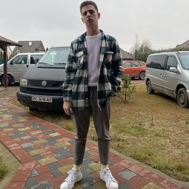 22590080  Anton, 24 ,    