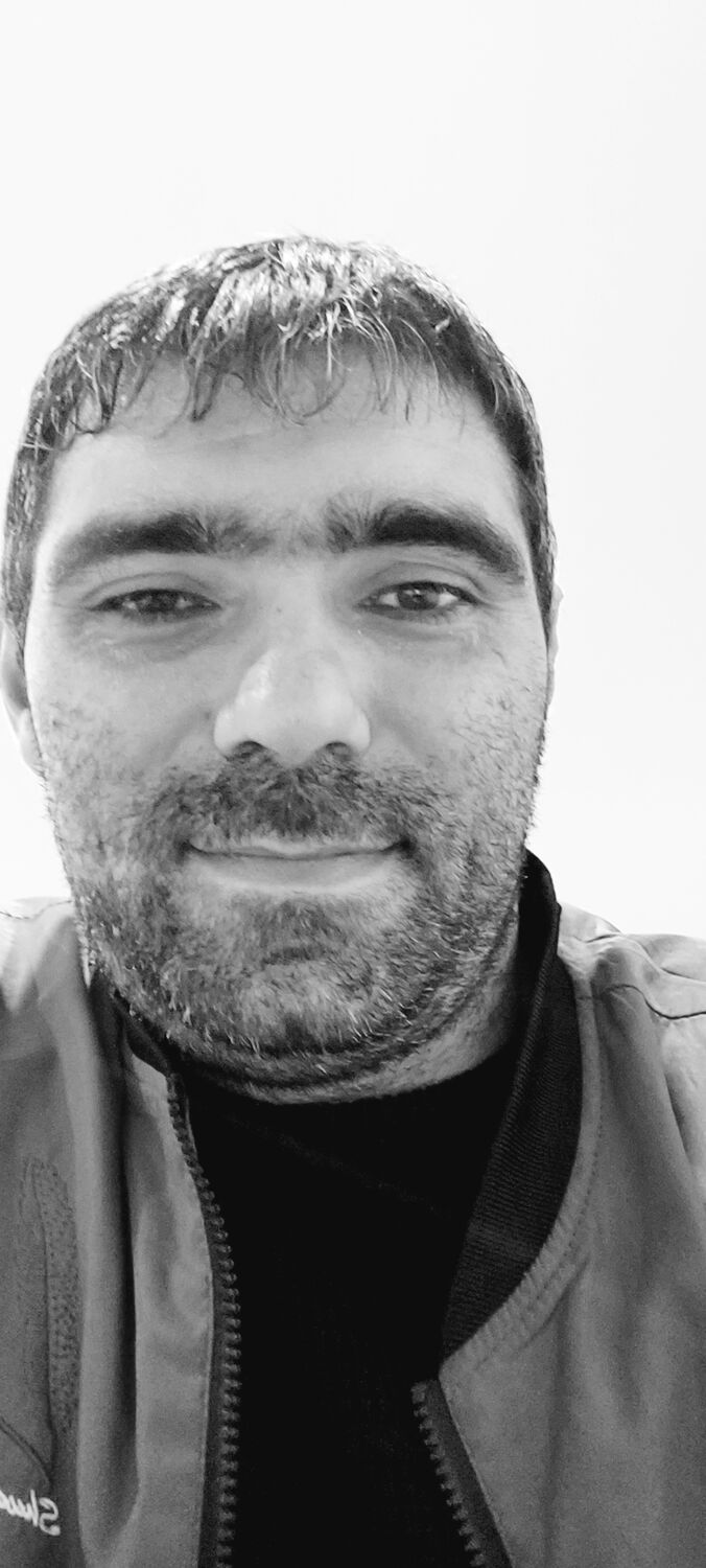  30686870  Artur, 41 ,    