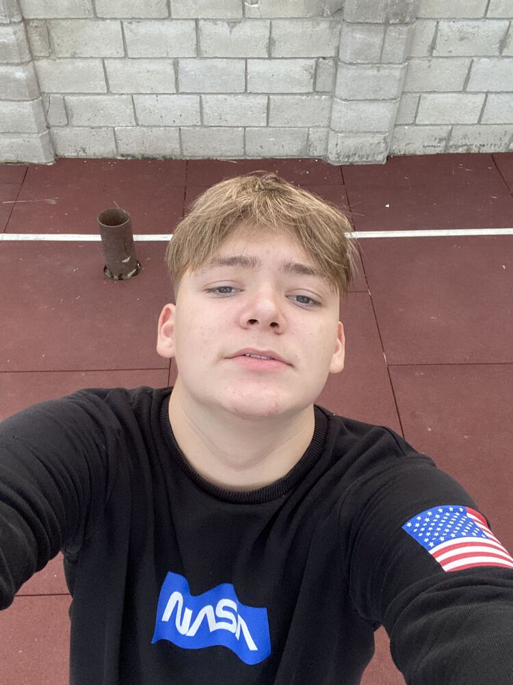  24005190  Artur, 22 ,    