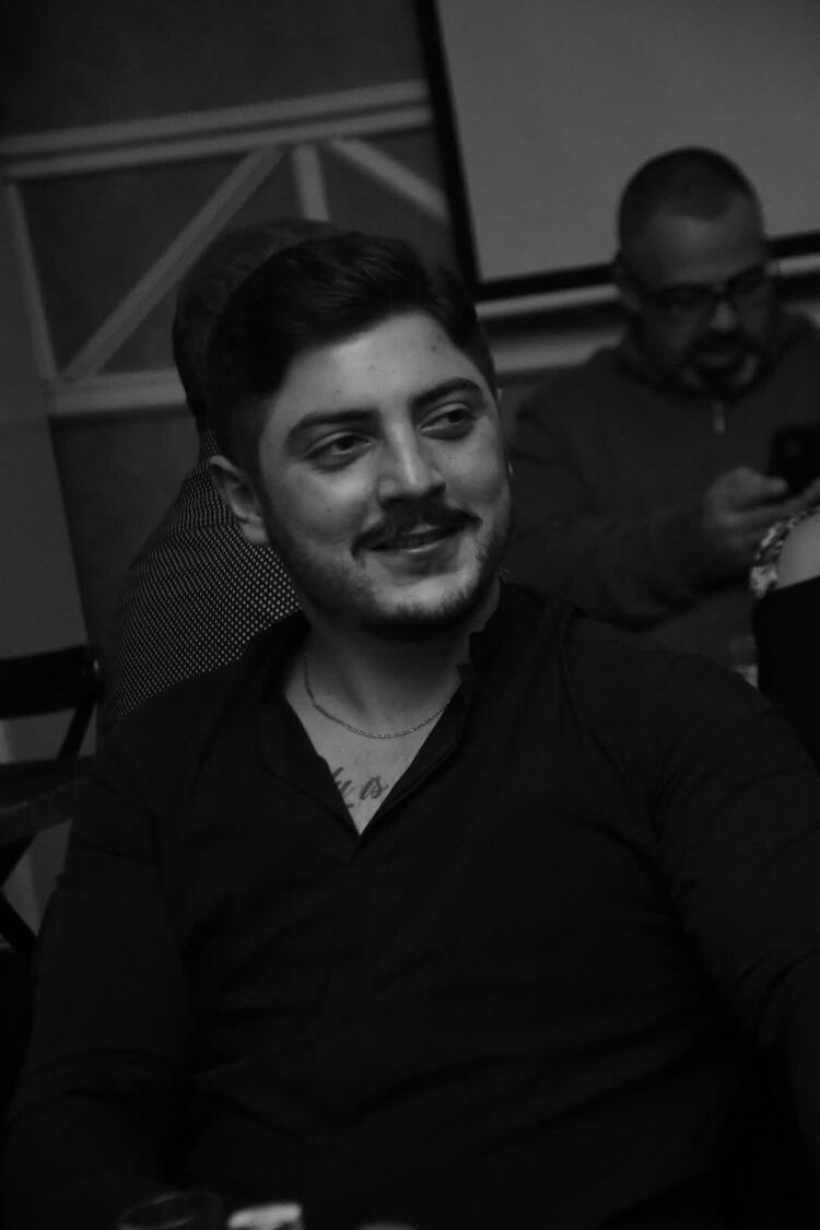  40377750  Emre, 28 ,    