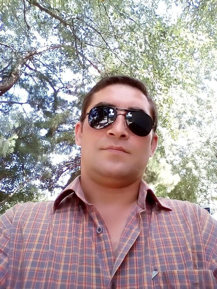  20572300  Artur, 46 ,    