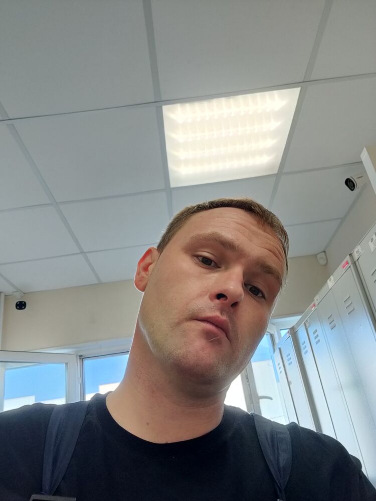  40556220  Pavel, 37 ,    