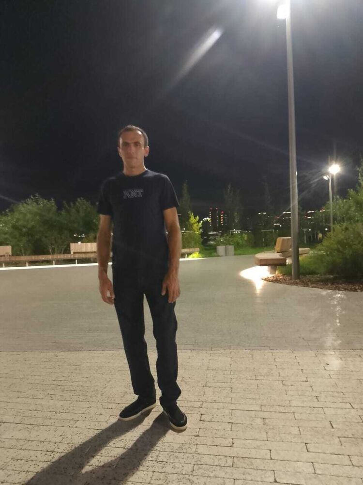  52755210  Artur, 39 ,     