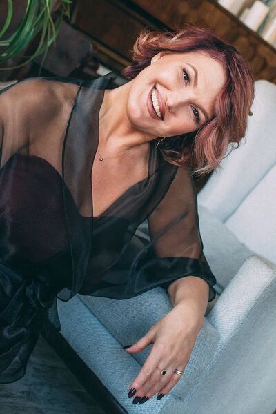  ,   Lara, 53 ,   c 