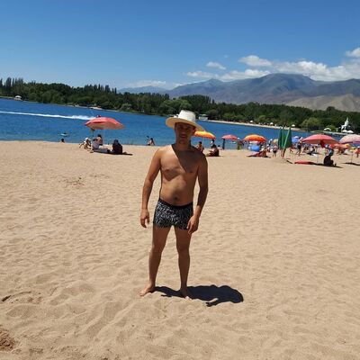  ,   Asadbek, 32 ,  