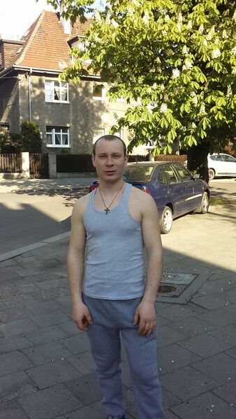  ,   Valentin, 32 ,  