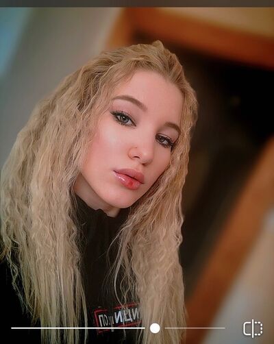  ,   Viktoria, 25 ,   