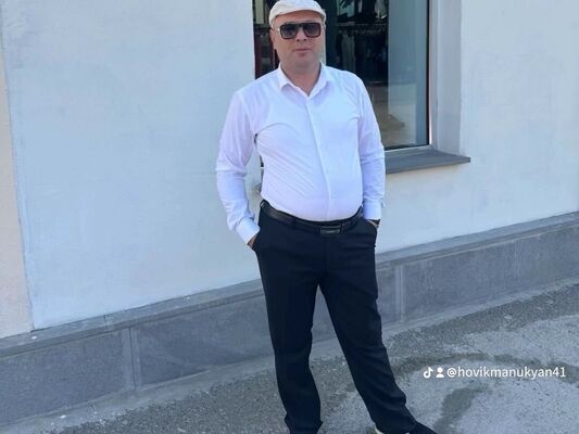  ,   Hovik, 42 ,   ,   