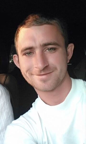  ,   Robert, 32 ,  