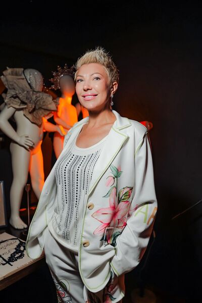  ,   Lyly, 49 ,     , c 