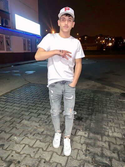  -,   Dominik, 19 ,   ,   