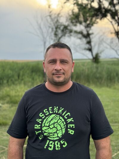  ,   Denis, 31 ,  
