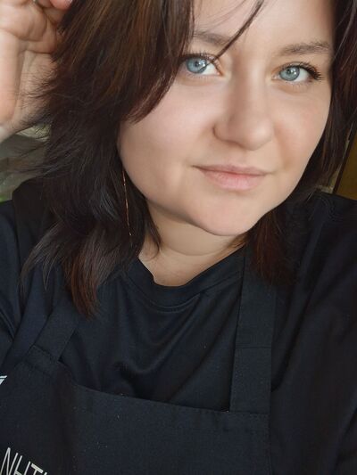  ,   Julia, 24 ,   ,   