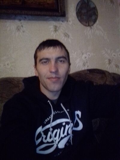  ,   Viktor, 33 ,   