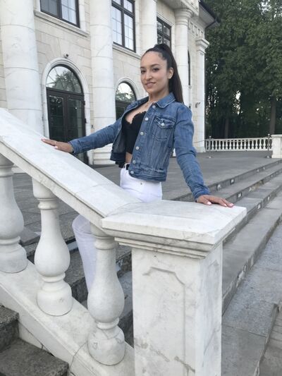  ,   Laura, 32 ,  
