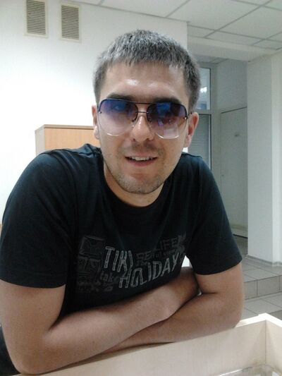  ,   Viktor, 32 ,   