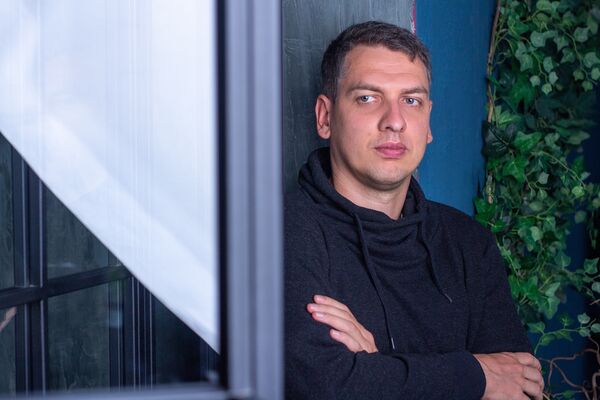  ,   Denis, 37 ,   c 