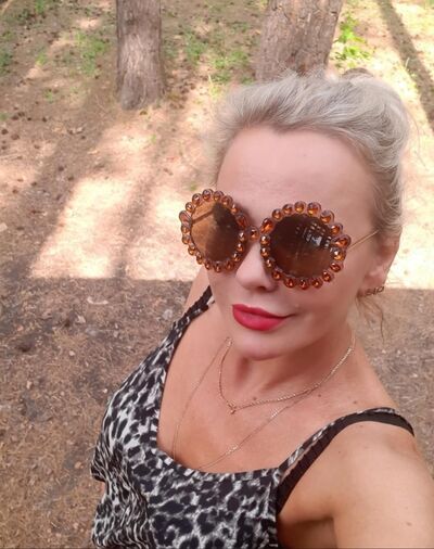  ,   Elena, 39 ,   c 