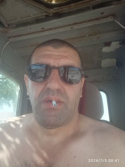  ,   Artur, 46 ,   ,   