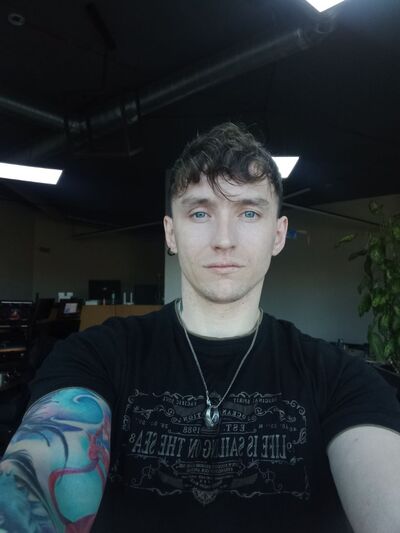  ,   Viktor, 31 ,  