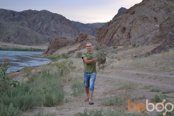  ,   Viktor, 32 ,   