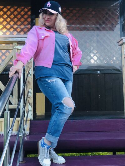  ,   Linda, 42 ,   ,   