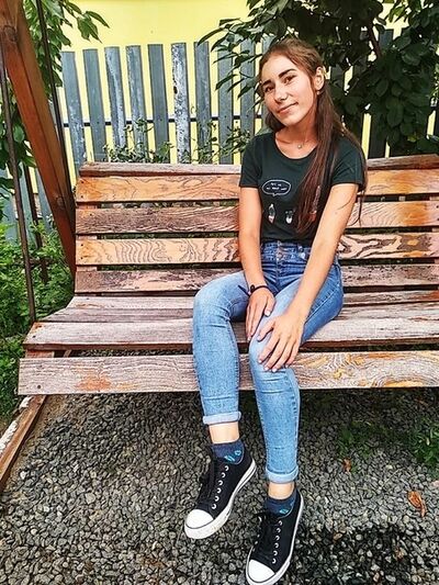  ,   Viktoria, 25 ,  