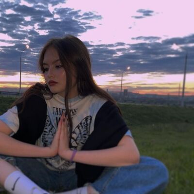  -,   Julia, 22 ,   ,   , 