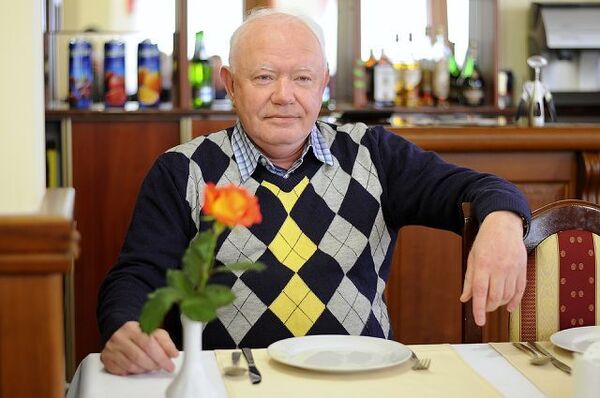  Holon,   , 70 ,  