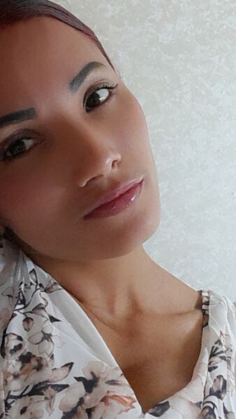  ,   Anna, 32 ,  