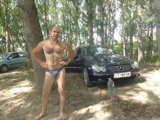  ,   Viktor, 48 ,   