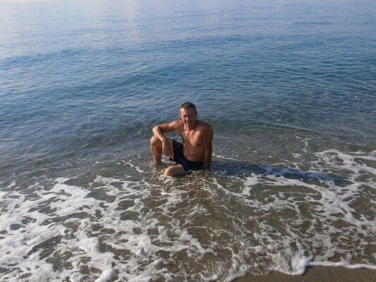  ,   Leon, 48 ,  