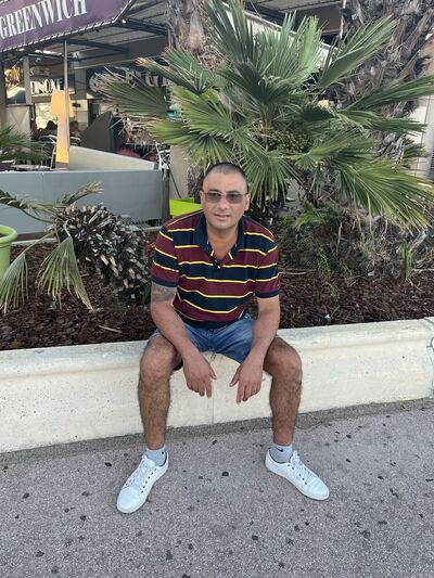  ,   Hovik, 54 ,   ,   