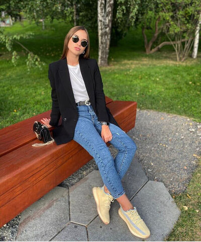  ,   Eva, 23 ,   