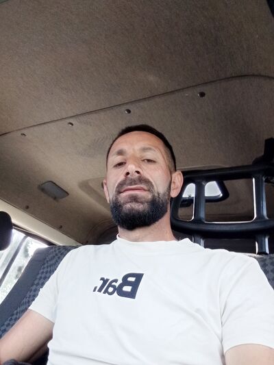  ,   Gagik, 37 ,   ,   