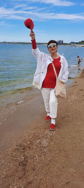  ,   Larisa, 64 ,     , c 