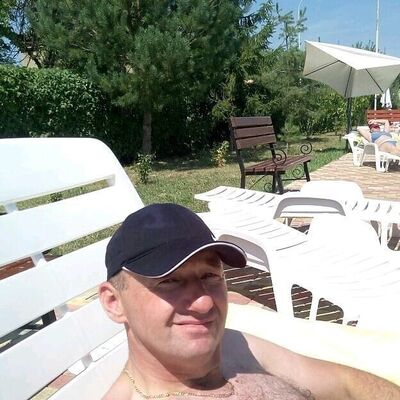  ,   Valentin, 44 ,  