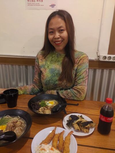  ,   Leni, 25 ,   ,   