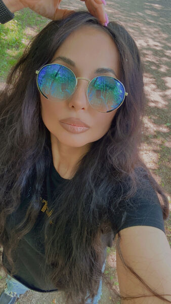  ,   Mia, 32 ,   ,   