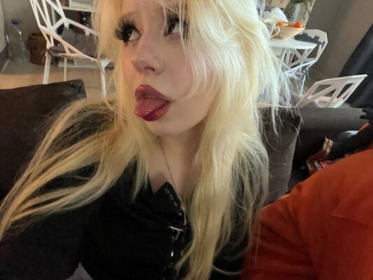  -,   Angelina, 22 ,   ,   , 
