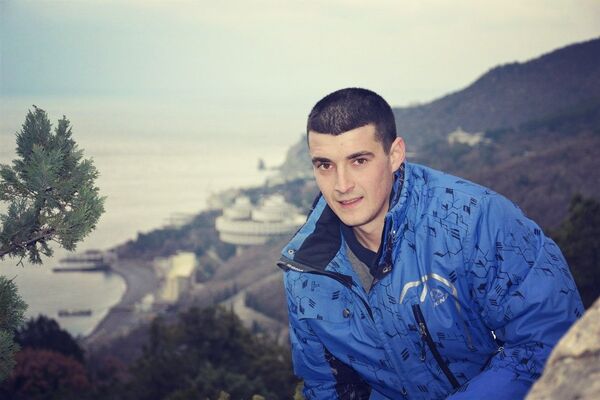  ,   Artem, 32 ,   