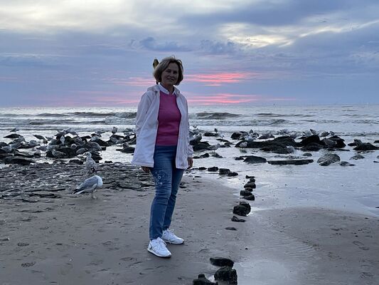  ,   Ekaterina, 62 ,   c 